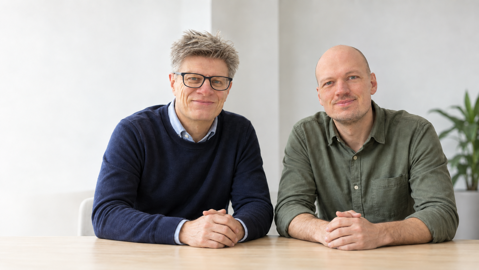 Peter Chr. Andersen og Daniel Rausner ved et bord